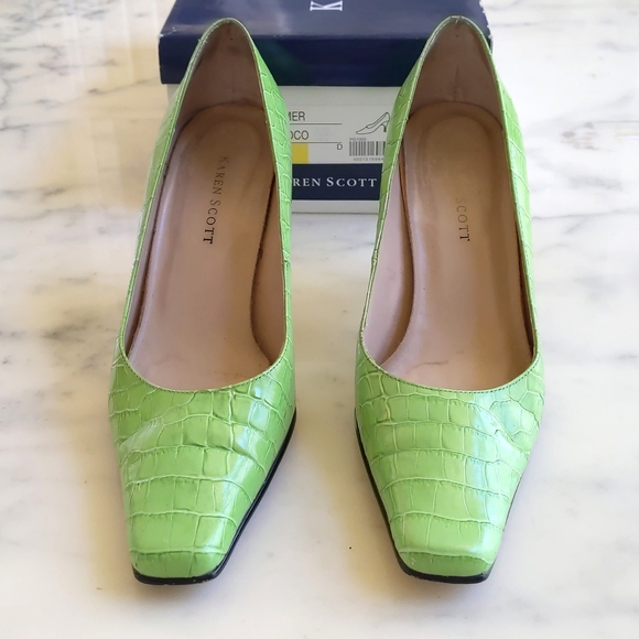 Karen Scott Leather Upper Lime Crocodile Pump with 3" heels. - Picture 2 of 7